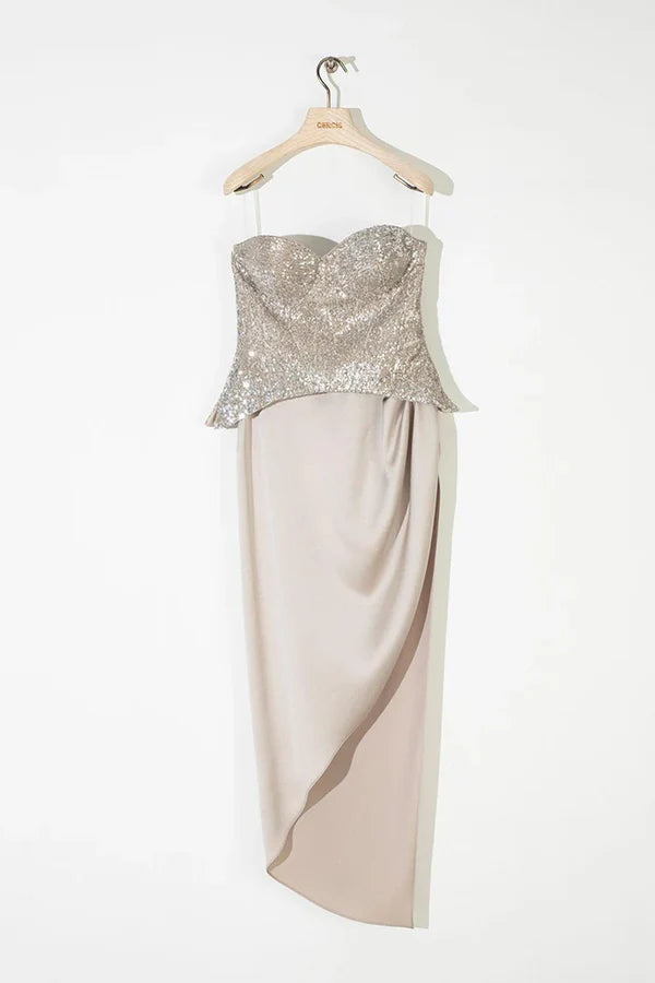 BEJ PAYETLİ STRAPLEZ DERİN YIRTMAÇLI MİDİ BOY ELBİSE