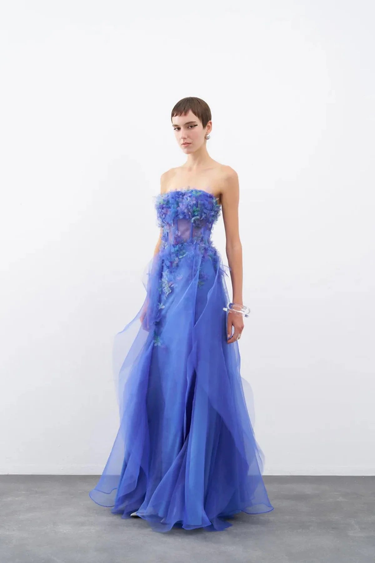 ÜÇ BOYUTLU ÇİÇEKLİ STRAPLEZ UZUN ABİYE ELBİSE