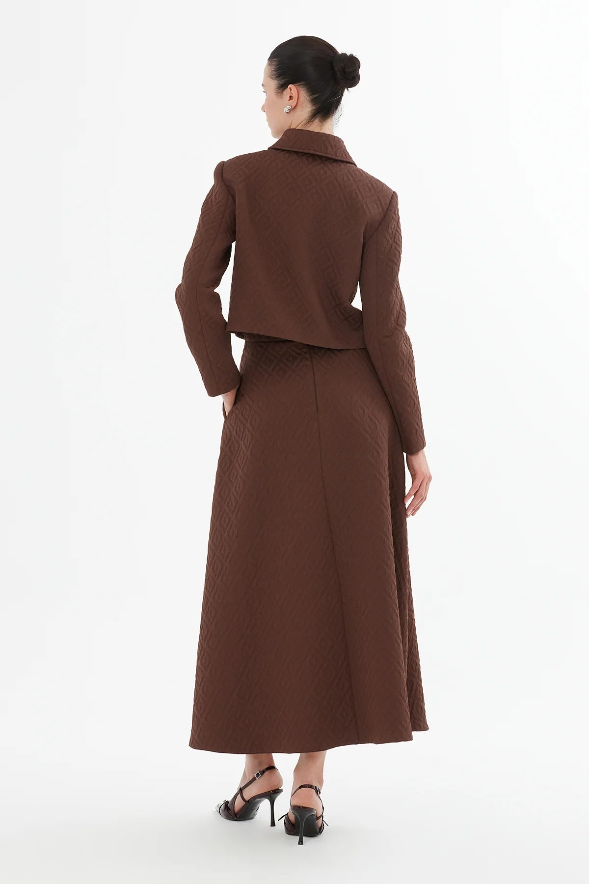 Broşlu Kısa Ceket Ve Pileli Etekli Takım