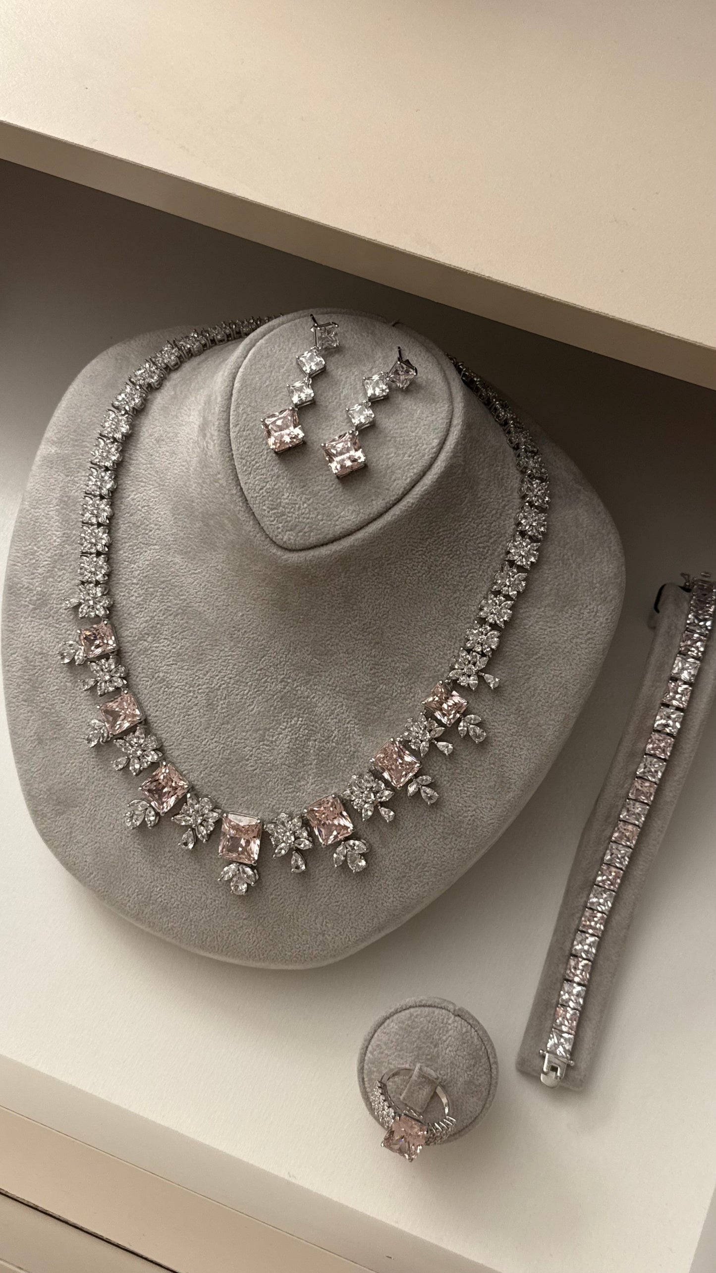 طقم أنيق بحجر التوباز الوردي – فضة عيار 925