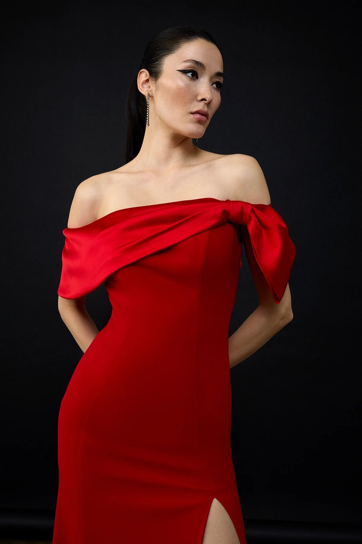 FİYONK DETAYLI OMZU AÇIK YIRTMAÇLI UZUN ELBİSE 2112