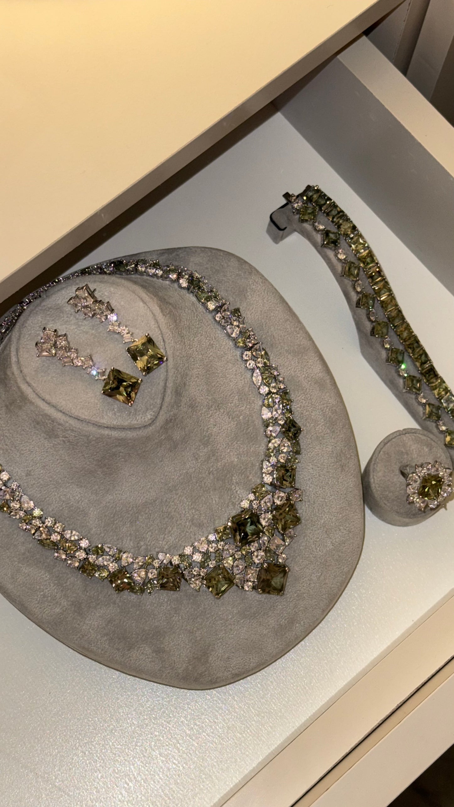 طقم فاخر بحجر الأليكساندرايت النادر – فضة عيار 925