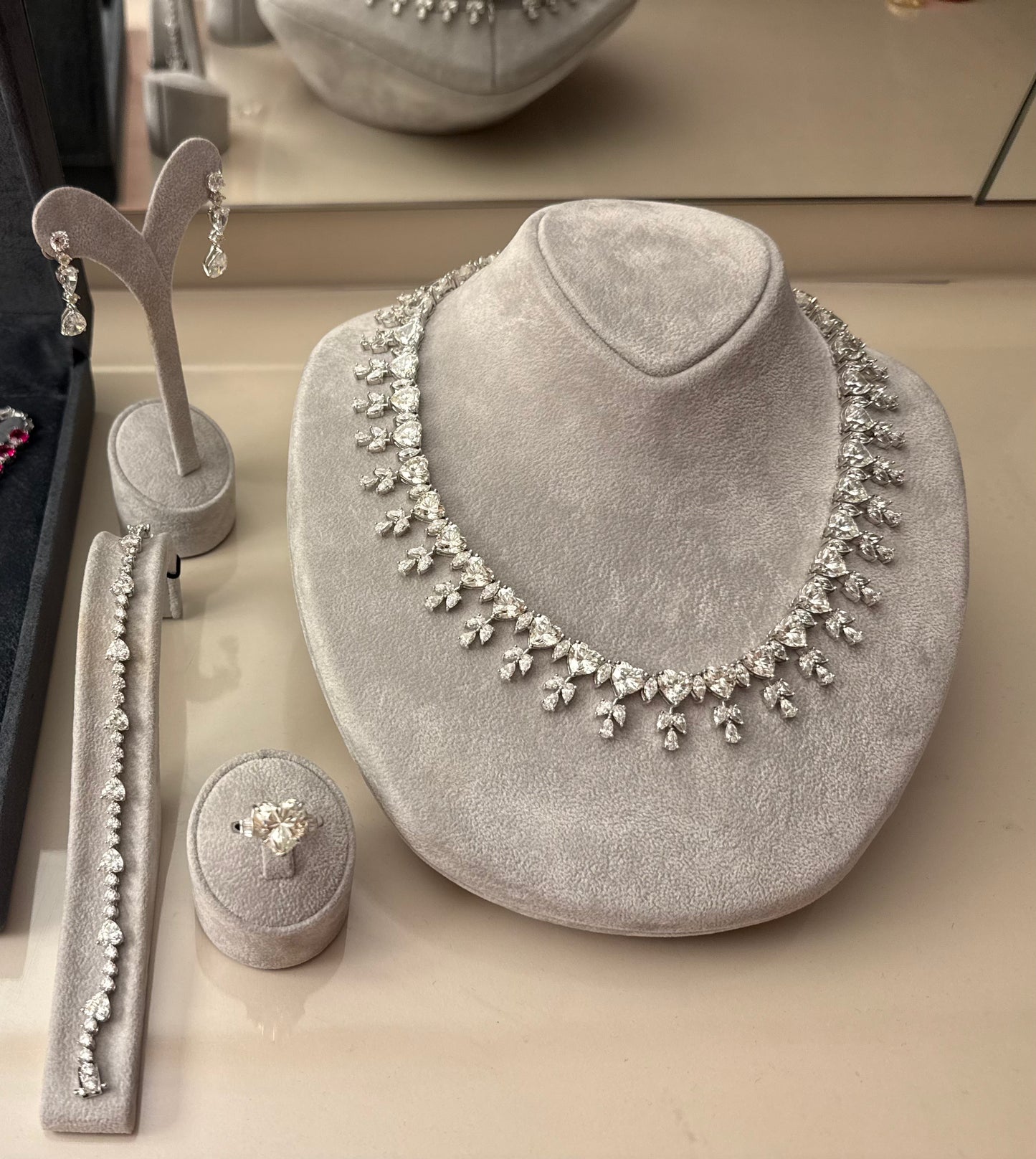 طقم راقي بحجر الموزنايت اللامع – فضة عيار 925