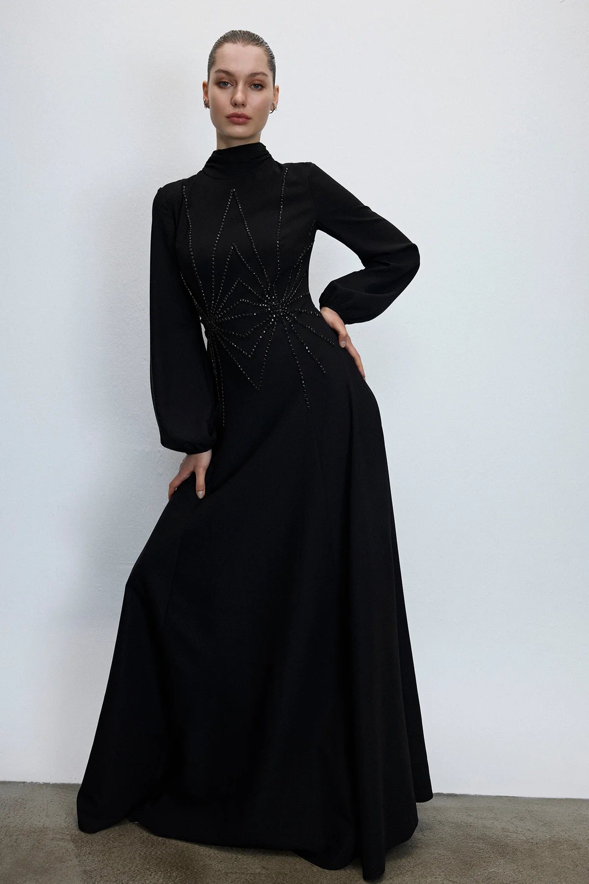 GEOMETRİK TAŞ İŞLEMELİ YÜKSEK YAKA UZUN ABİYE ELBİSE