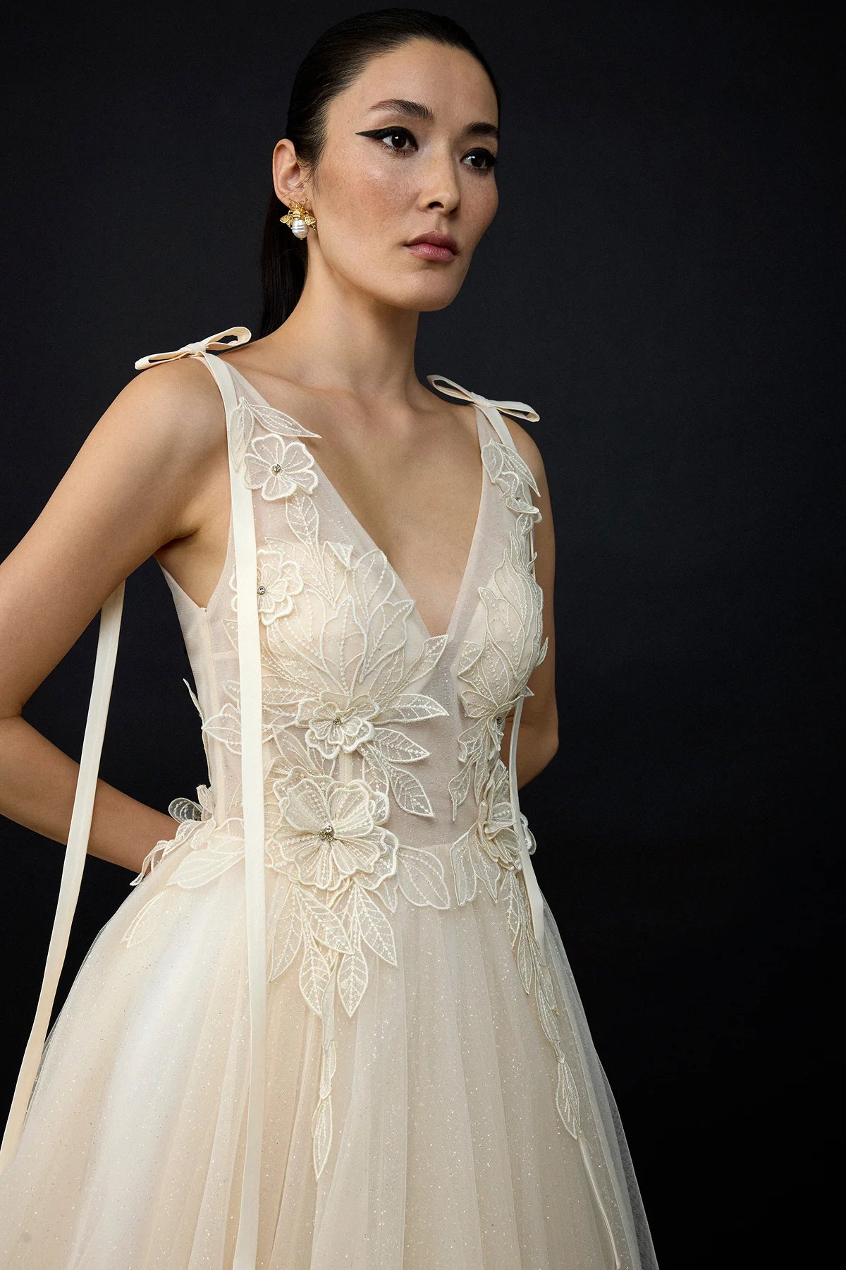 V YAKA ÇİÇEK APLİKELİ TÜL ETEKLİ UZUN ABİYE ELBİSE 2042