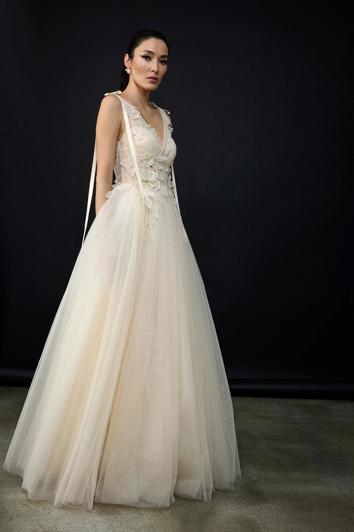 V YAKA ÇİÇEK APLİKELİ TÜL ETEKLİ UZUN ABİYE ELBİSE 2042