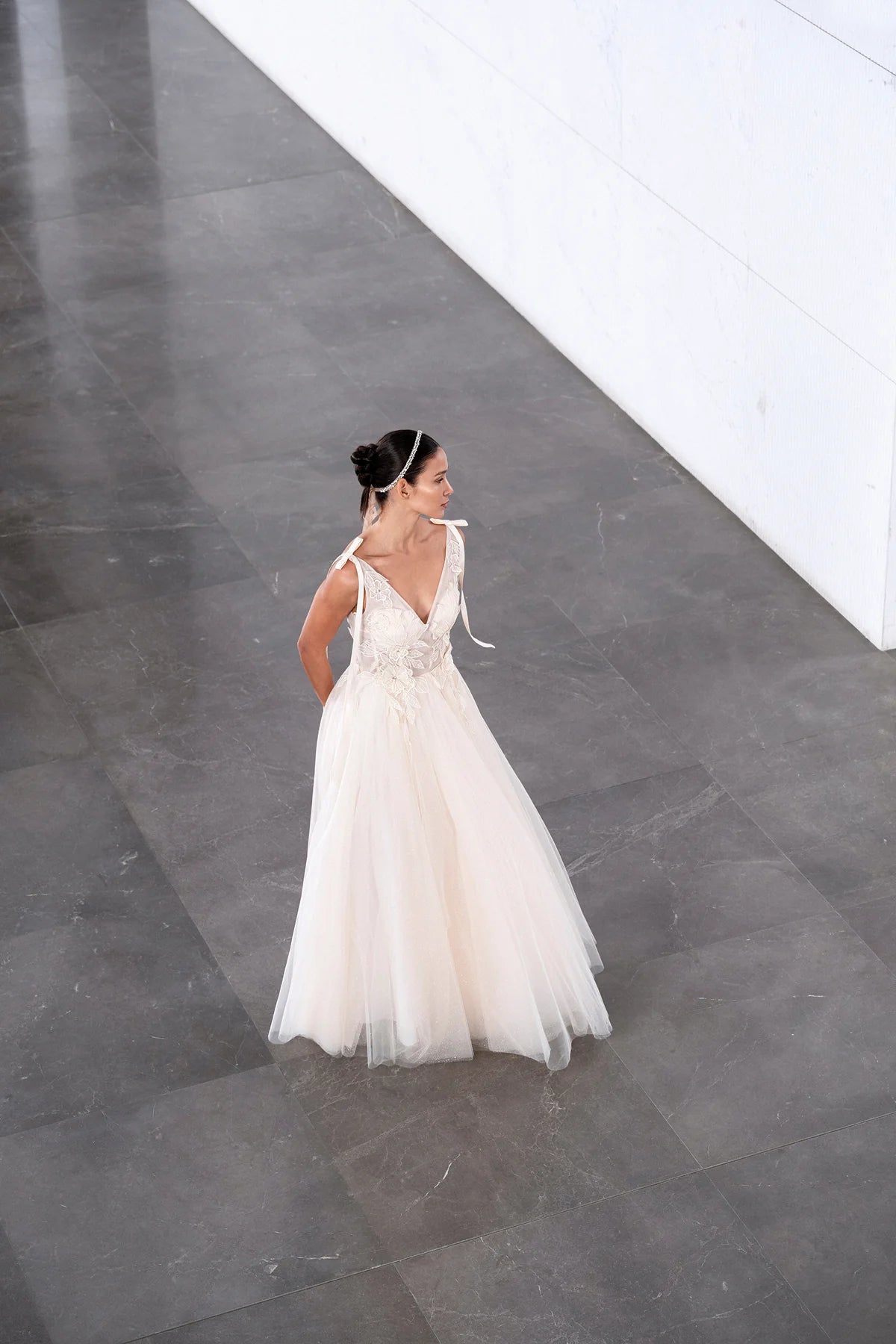 V YAKA ÇİÇEK APLİKELİ TÜL ETEKLİ UZUN ABİYE ELBİSE 2042