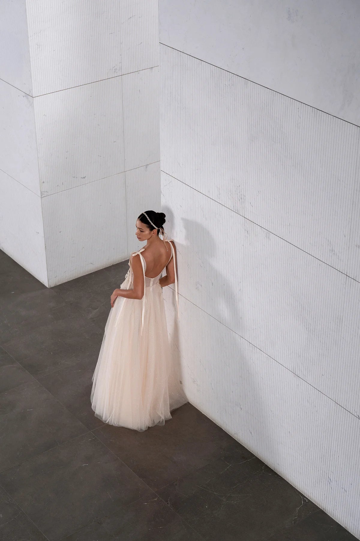 V YAKA ÇİÇEK APLİKELİ TÜL ETEKLİ UZUN ABİYE ELBİSE 2042