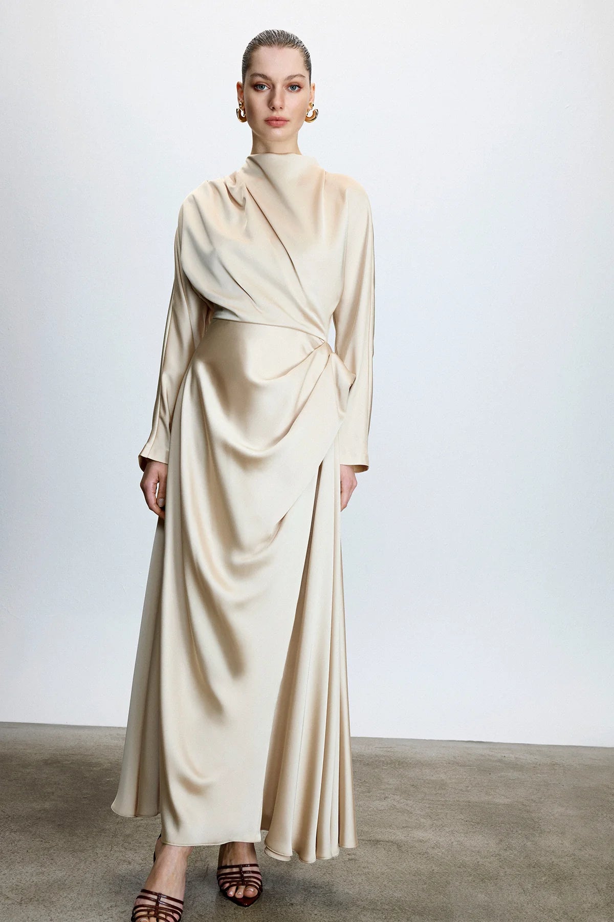 ASİMETRİK DRAPELİ YÜKSEK YAKA SATEN UZUN ABİYE ELBİSE 2224