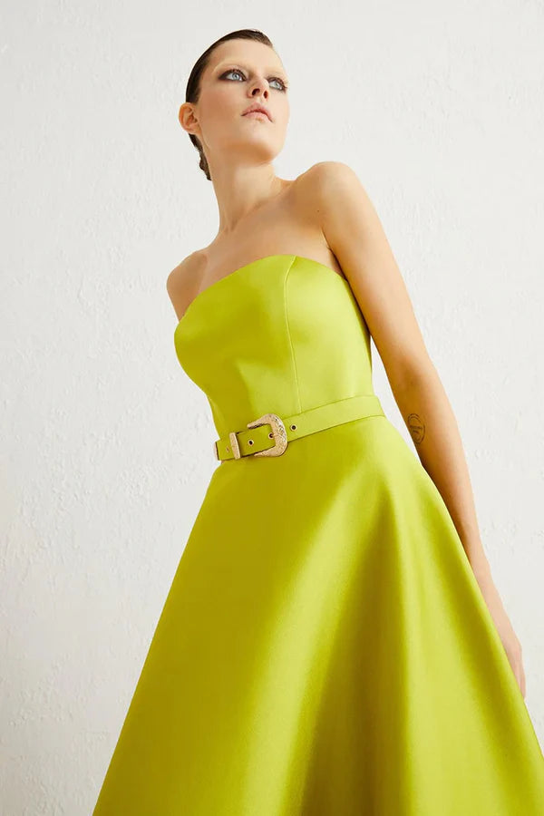 STRAPLEZ KEMER DETAYLI SATEN ELBİSE