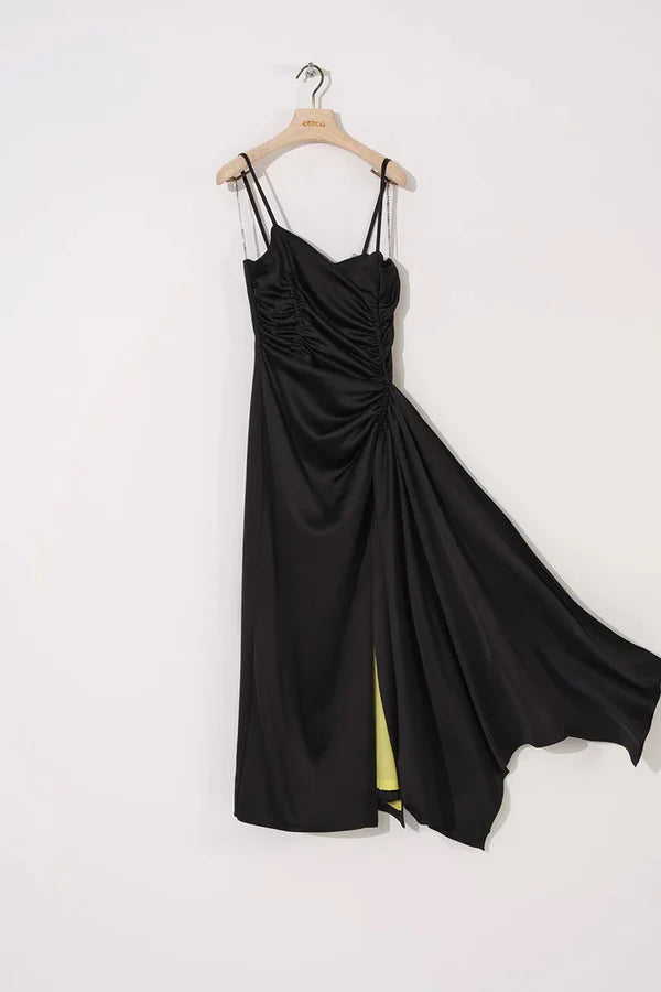 İNCE ASKILI BÜZGÜ DETAYLI YIRTMAÇLI MİDİ BOY ELBİSE