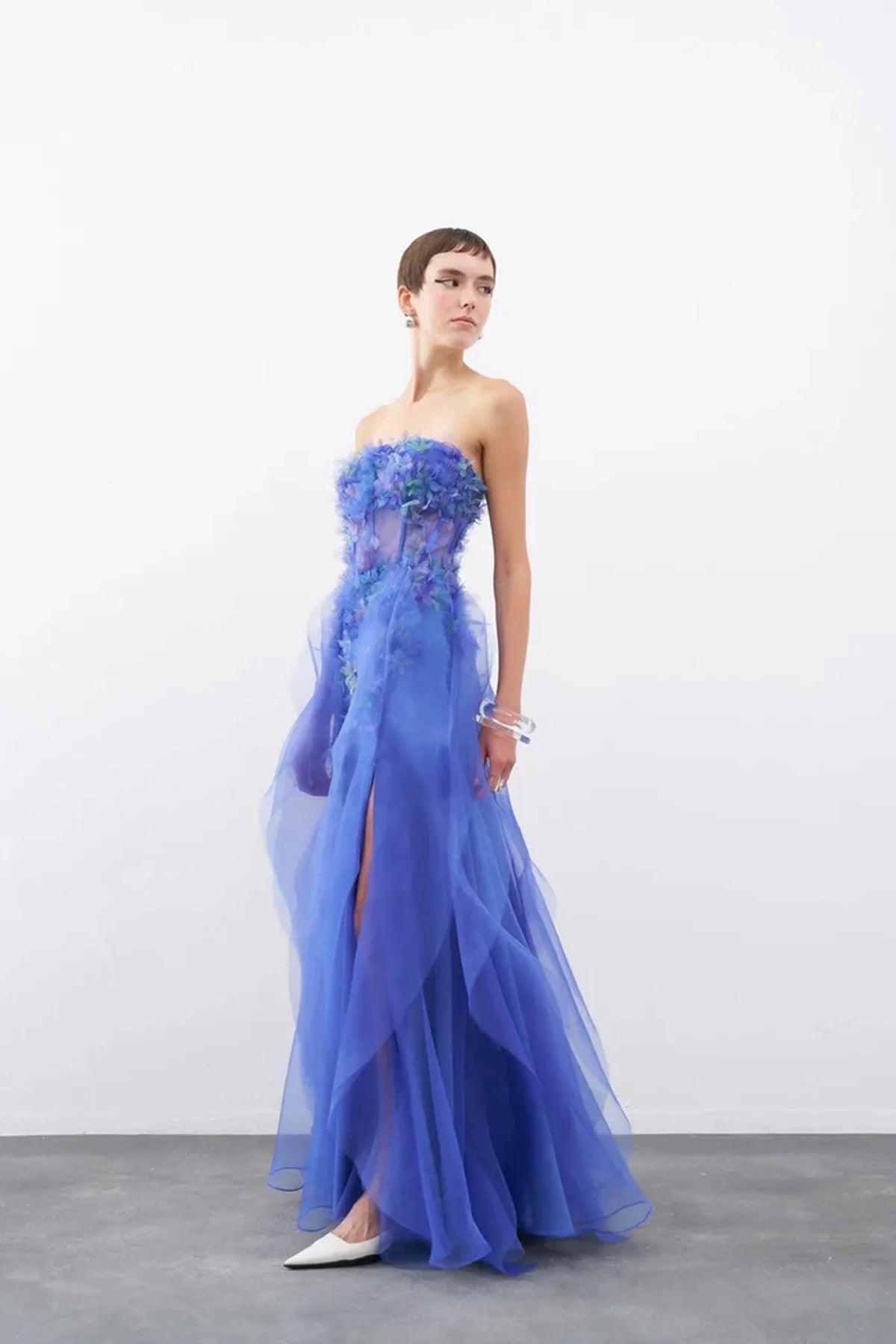 ÜÇ BOYUTLU ÇİÇEKLİ STRAPLEZ UZUN ABİYE ELBİSE